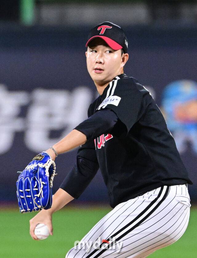 2025년 9월 4일 오후 경기도 수원KT위즈파크에서 열린 '2025 신한 SOL뱅크 KBO 리그' LG 트윈스와 KT 위즈의 경기LG 유영찬이 9회말 구원등판해 역투하고 있다./수원=심혜진 기자