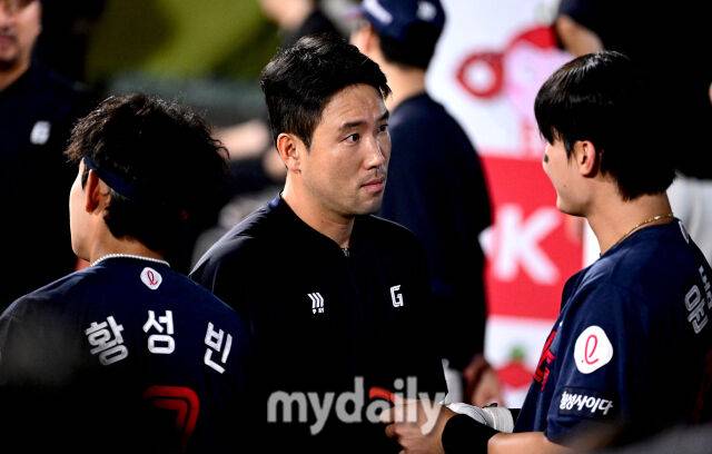 2025년 9월 3일 오후 경기도 수원KT위즈파크에서 열린 '2025 신한 SOL뱅크 KBO 리그' 롯데 자이언츠와 KT 위즈의 경기. 롯데 전준우가 윤동희를 격려하고 있다./마이데일리