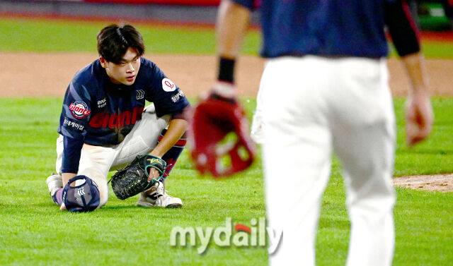 2025년 9월 3일 오후 경기도 수원KT위즈파크에서 열린 '2025 신한 SOL뱅크 KBO 리그' 롯데 자이언츠와 KT 위즈의 경기. 롯데 3루수 박찬형이 9회말 1사 만루서 KT 장진혁의 3루수 앞 땅볼 타구 때 홈 송구 실책을 하며 8-9로 패한 뒤 허탈해하고 있다./마이데일리