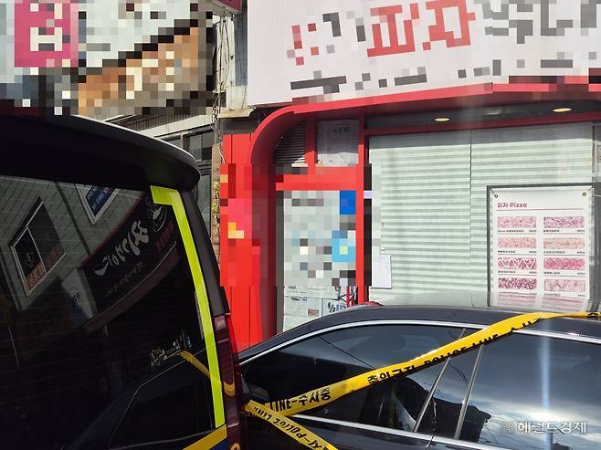 3일 오전 서울 관악구 조원동의 한 주택가에서 흉기난동 사건이 발생했다. 사고는 주택가의 한 피자가게에서 발생했다. 경찰은 폴리스라인을 설치하고 현장 조사를 하고있다. 김도윤 기자.