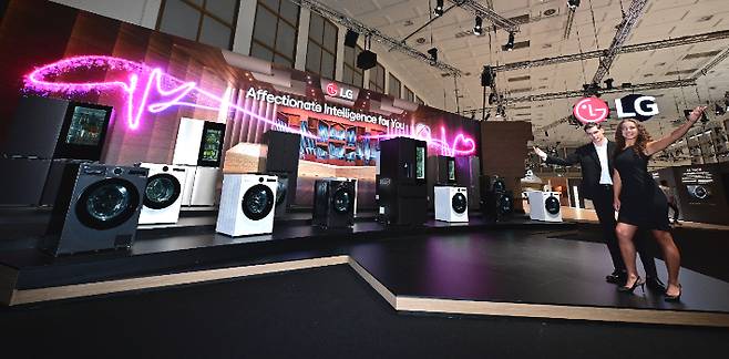 LG전자는 5일(현지시간)부터 독일 베를린에서 열리는 유럽 최대 가전 전시회 'IFA 2025'에 참가한다고 밝혔다. LG전자는 전시관 입구에 AI홈 허브 '씽큐 온'의 지휘 아래 다양한 가전들이 서로 연결되며 고객의 일상을 업그레이드 하는 'LG AI홈'을 형상화한 'LG AI 가전의 오케스트라' 연출 공간을 마련했다. LG전자 제공