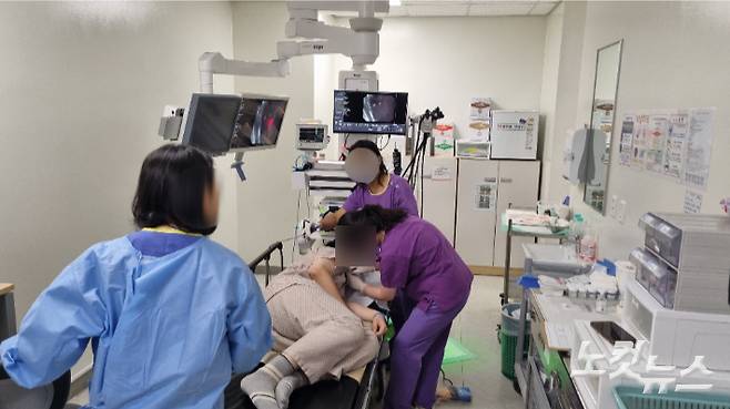 이날 의료진이 한 발달장애인의 위 내시경을 하기 위해 준비를 하는 모습. 김지은 기자