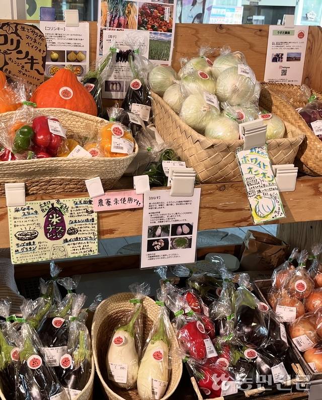 일본 홋카이도 후라노시의 ‘후라노 마르쉐’에 진열된 로컬푸드. JA후라노(후라노농협) 조합원인 농가가 매대를 임차해 판매할 상품을 직접 진열한다.