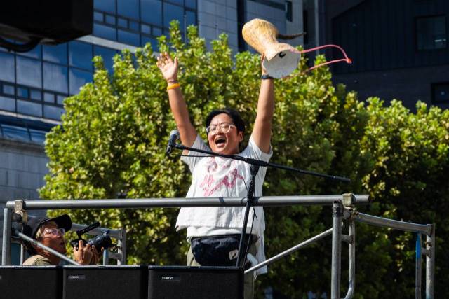 ▲5일 '새, 사람 행진단'의 행진을 이끈 트럭 위에서 한 발언자가 "새만금 신공항 취소"를 외치는 모습. ⓒ민주노총