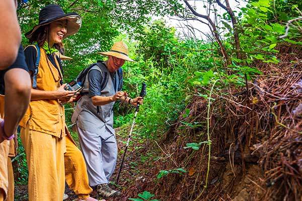 진각스님이 도둑게를 살짝 잡아 그 유래를 설명해 주고 있다.