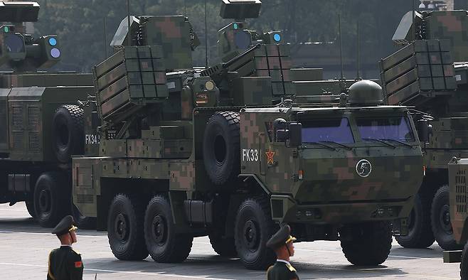 중국의 FK-3000 방공무기가 지난 3일 베이징 텐안먼 광장에서 열린 제2차 세계대전 승전 80주년 열병식에서 행진을 하고 있다. 신화·연합뉴스