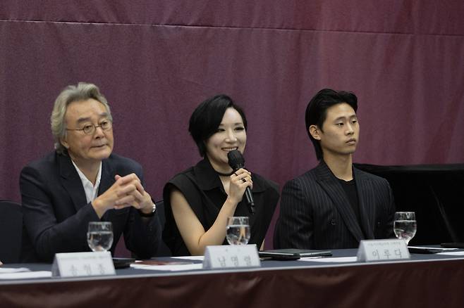 ‘서울어텀페스타’ 홍보위원 이루다(가운데)가 기자간담회에서 참여 소감을 밝히고 있다. 사진제공|서울문화재단