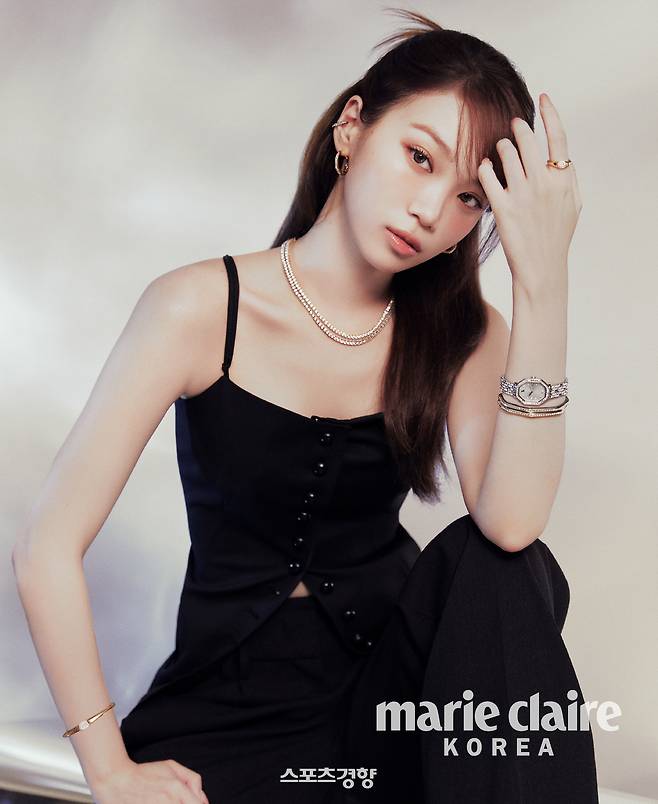 주얼리 화보를 찍은 르세라핌 멤버 김채원. 마리끌레르 제공