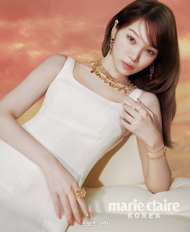 주얼리 화보를 찍은 르세라핌 멤버 김채원. 마리끌레르 제공