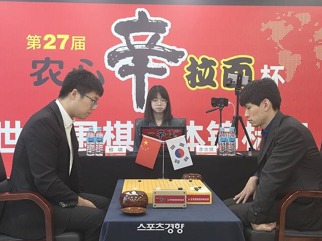 이지현 9단(오른쪽)이 5일 중국 칭다오 농심공장에서 열린 제27회 농심신라면배 세계바둑최강전 3국에서 중국의 탄샤오 9단과 대국하고 있다. 칭다오 | 윤은용 기자