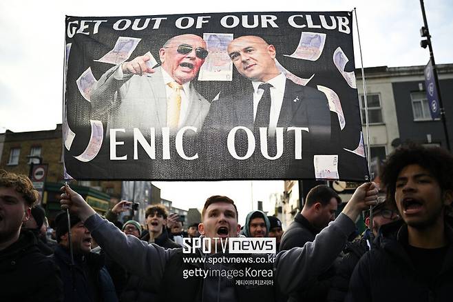 ▲ 영국 국적인 레비 회장은 2001년 토트넘 회장으로 부임했다. 캐릭터가 확실했다. 특유의 집요한 협상 태도와 낮은 선수단 주급 체계 등으로 유럽 축구계를 대표하는 '짠돌이'로 이름을 얻었다. 이 탓에 호불호가 조금 갈렸다. 재임 말년에는 팬들 비판 목소리가 등등했다.