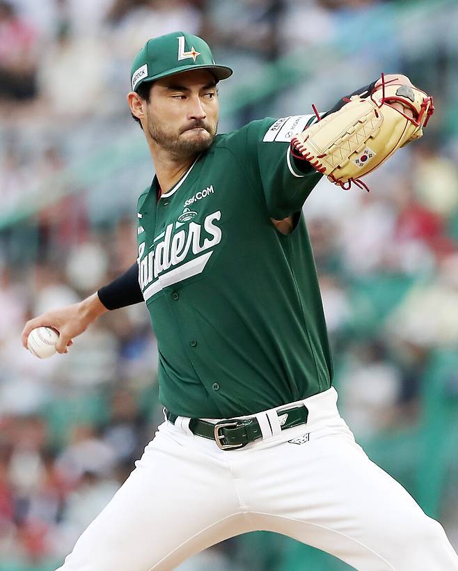 ▲ 5.2이닝 2자책점으로 시즌 9번째 승리를 거둔 미치 화이트 ⓒSSG랜더스