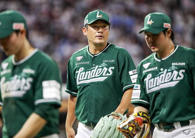 ▲ 6회 등판해 1.1이닝을 정리하고 시즌 28번째 홀드를 거둔 노경은 ⓒSSG랜더스