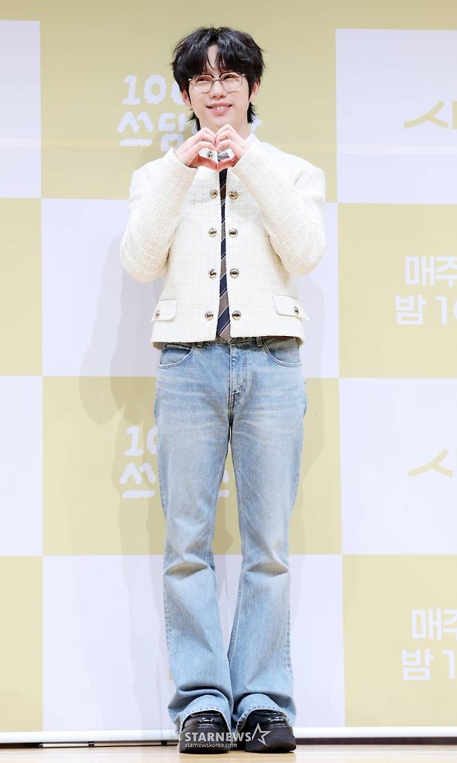 가수 권정열이 5일 서울 영등포구 KBS아트홀에서 진행된 KBS 2TV 예능 '더 시즌즈 10CM의 쓰담쓰담' 제작발표회에 참석해 포즈를 취하고 있다. /2025.09.05 /사진=김휘선 hwijpg@