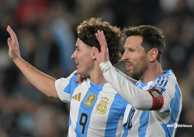 훌리안 알바레스(왼쪽)가 5일(한국시간) 부에노스아이레스 에스타디오 모누멘탈에서 열린 2026 FIFA 북중미월드컵 남미 예선 17라운드 베네수엘라와 홈 경기 중 리오넬 메시와 함께 골 세리머니하고 있다. /AFPBBNews=뉴스1