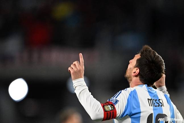 리오넬 메시가 5일(한국시간) 부에노스아이레스 에스타디오 모누멘탈에서 열린 2026 FIFA 북중미월드컵 남미 예선 17라운드 베네수엘라와 홈 경기에서 득점 후 하늘을 바라보며 세리머니하고 있다. /AFPBBNews=뉴스1