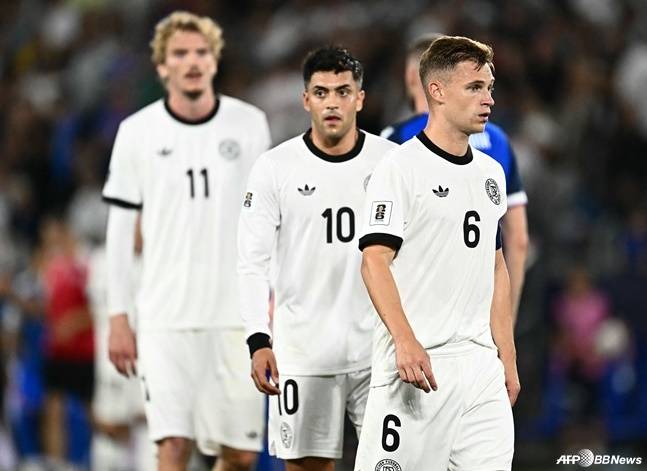 요슈아 키미히(오른쪽)가 5일(한국시간) 슬로바키아 브라티슬라바의 스타디온 테헬네 폴레에서 열린 2026 FIFA 북중미월드컵 유럽 예선 A조 1차전 슬로바키아에 패배 후 걸어가고 있다. /AFPBBNews=뉴스1