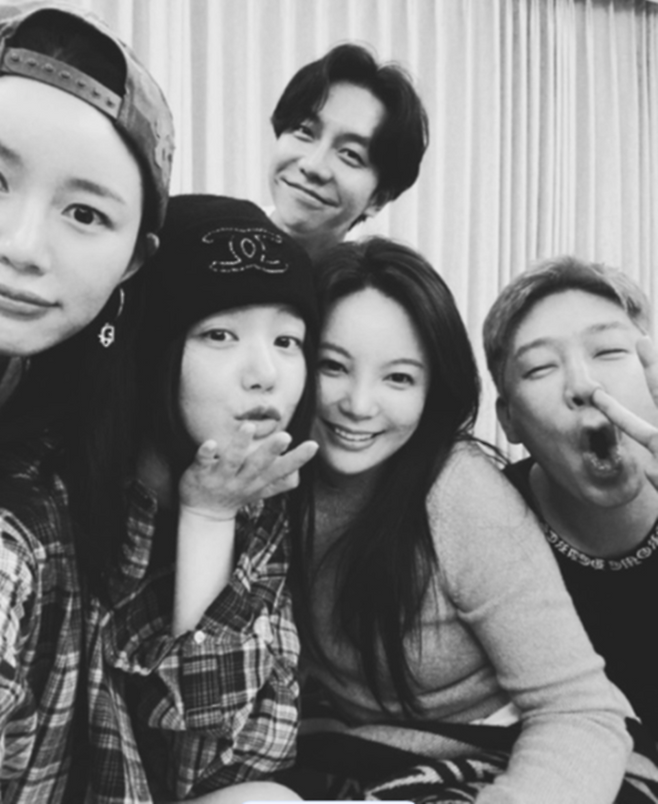 MC몽(맨 오른쪽)과 이승기-이다인 부부, 이유비, 차가원 회장. 사진ㅣMC몽 SNS