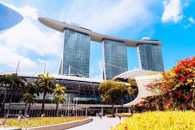 아트 사이언스 뮤지엄 근처에서 바라보는 MBS의 외관도 놓치기 아까운 풍경이다