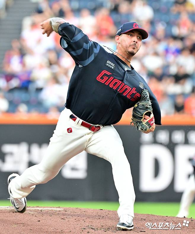 13일 오후 대전 한화생명 볼파크에서 열린 '2025 신한 SOL Bank KBO리그' 롯데 자이언츠와 한화 이글스의 경기, 1회말 롯데 선발투수 벨라스케즈가 공을 힘차게 던지고 있다. 엑스포츠뉴스 DB