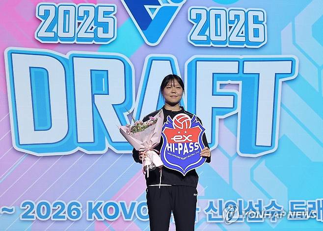 1라운드 1순위 한국도로공사 지명 받은 이지윤 (서울=연합뉴스) 류영석 기자 = 5일 서울 강서구 메이필드 호텔에서 열린 2025-2026 KOVO 여자 신인선수 드래프트에서 한국도로공사에 1라운드 1순위로 지명을 받은 중앙여고 이지윤이 기념 촬영을 하고 있다. 2025.9.5 ondol@yna.co.kr