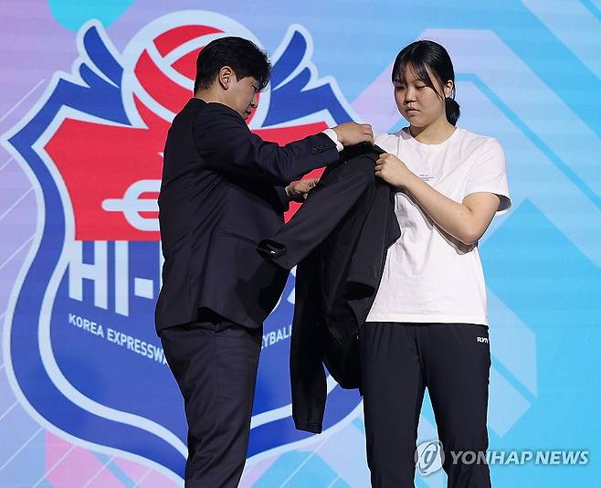 한국도로공사 유니폼 입는 이지윤 (서울=연합뉴스) 류영석 기자 = 5일 서울 강서구 메이필드 호텔에서 열린 2025-2026 KOVO 여자 신인선수 드래프트에서 한국도로공사에 1라운드 1순위로 지명을 받은 중앙여고 이지윤이 유니폼을 입고 있다. 2025.9.5 ondol@yna.co.kr