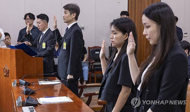 검찰개혁 입법 청문회 출석한 검사들과 검찰 수사관들 증인선서 (서울=연합뉴스) 황광모 기자 = 5일 국회에서 열린 법제사법위원회 법안심사1소위원회에서 열린 검찰 개혁 입법청문회에서 서울 남부지검에서 건진 전성배씨 관련한 수사를 담당했던 검사들과 압수수색 증거품인 '관봉권'을 관리했던 검찰 수사관들이 출석해 증인 선서를 하고 있다.
(왼쪽부터) 이희동 부산고검 검사(전 서울남부지검 1차장 검사), 박건욱 대구지검 인권보호관(전 서울남부지검 부장검사), 김정민ㆍ남경민 서울남부지검 수사관. 2025.9.5