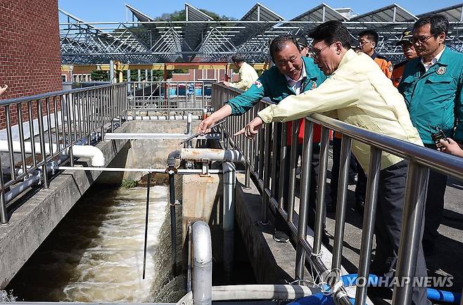 강릉 홍제정수장 찾은 김민석 총리 (강릉=연합뉴스) 이정훈 기자 = 강릉 가뭄 현장점검에 나선 김민석 국무총리가 5일 강원 강릉시 홍제정수장을 찾아 운반 급수 현장을 살펴보고 있다. 2025.9.5 uwg806@yna.co.kr