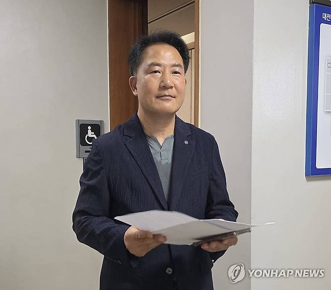 법정 나오는 상병헌 세종시의원 (대전=연합뉴스) 김소연 기자 = 남성 동료 의원을 성추행한 혐의로 1심에서 실형을 선고받은 상병헌 세종시의원이 24일 대전지법 법정을 나서고 있다. 재판부는 증거인멸과 도주 우려가 없다고 보고 피해 변제 기회를 주기 위해 법정 구속은 하지 않았다. 2025.7.24 soyun@yna.co.kr