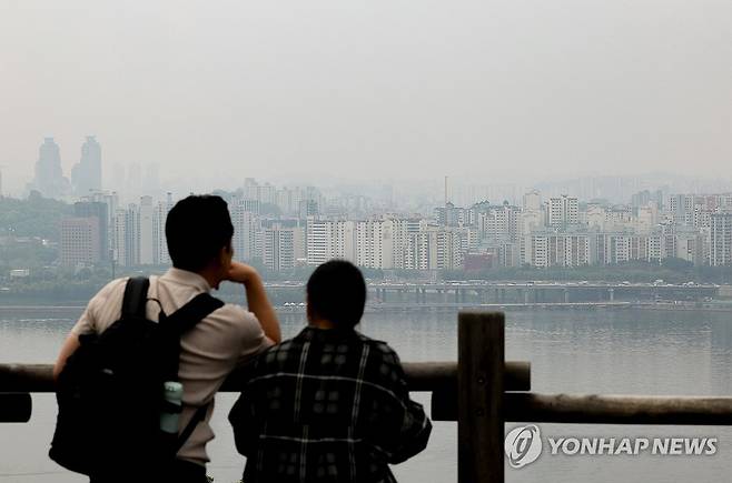흐린 날씨의 한강 (서울=연합뉴스) 김성민 기자 = 구름이 많아 흐린 날씨를 보인 11일 서울 마포구 하늘공원에서 시민들이 한강변을 바라보고 있다. 2025.5.11 ksm7976@yna.co.kr