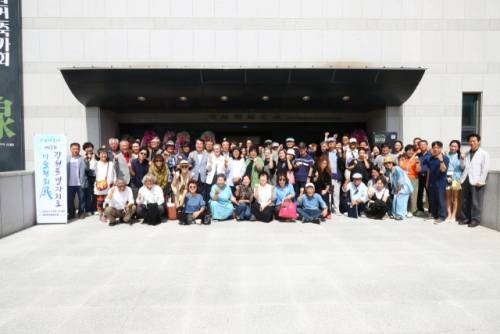 ◇6일 태백문화예술회관 대·소 전시실에서 개막한 강원미술협회전 개막식에서 회원들이 화이팅을 외치고 있다.