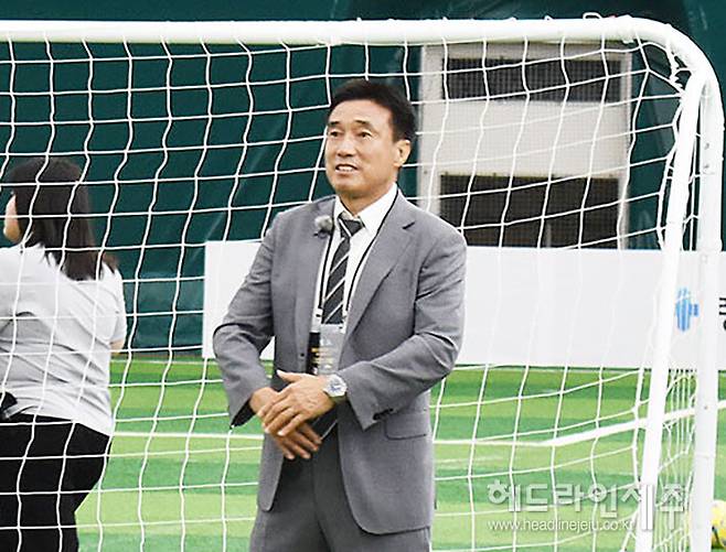 6일 오전 춘천송암스포츠타운 에어돔에서 열린 K리그 퀸컵 개막식을 지켜보고 있는 하석주 골때리는연맹 위원장. ⓒ헤드라인제주