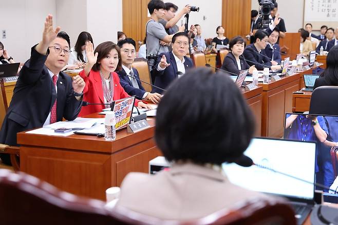 나경원 의원을 비롯한 국민의힘 의원들이 4일 법사위 회의에서 손을 들어 추미애 위원장에게 발언권을 요청하고 있다.(출처 : 뉴스1)