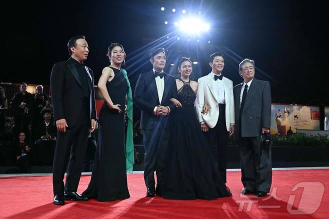 '어쩔수가없다' 배우 및 감독 ⓒ AFP=뉴스1