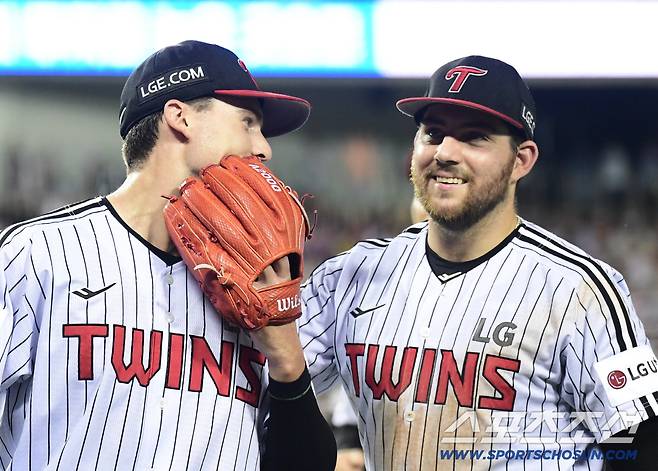 30일 잠실구장에서 열린 LG와 키움의 경기. 6회 투구를 마치고 마운드를 내려오며 미소짓는 LG 톨허스트. 잠실=송정헌 기자songs@sportschosun.com/2025.08.30/