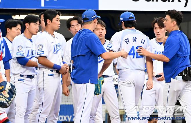 6일 대구 삼성라이온즈파크에서 열린 한화와 삼성의 경기, 4회초 삼성 양창섭이 한화 하주석의 타구를 몸에 맞은 고통을 호소하며 더그아웃으로 향하고 있다. 대구=허상욱 기자wook@sportschosun.com/2025.09.06/