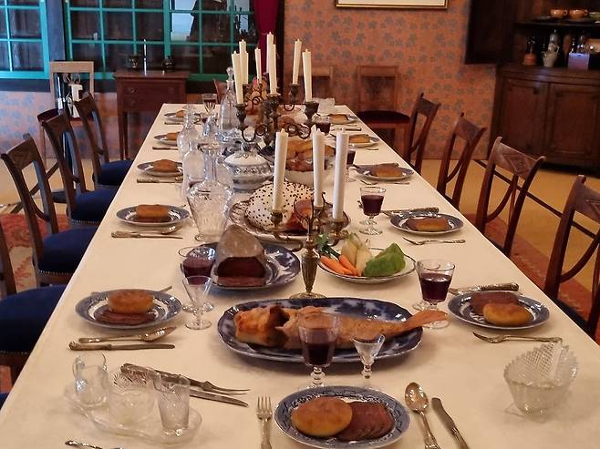 일본 나가사키의 데지마 네덜란드 동인도회사 전시관에 들어서니 식탁 위의 빵과 포도주가 눈에 들어왔다. /손관승 제공