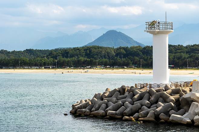 '오호항'을 안다면 고성 N차 여행자일 가능성이 크다. 공현진해수욕장과 봉수대해수욕장 사이에 있는 소박한 풍경의 오호항엔 '오호 어촌체험휴양마을'이 자리한다. / 양수열 영상미디어 기자