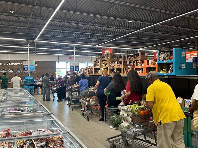 1일 미국 브루클린에 있는 소매업체 알디 매장에 장을 보고 계산을 하려는 사람들이 줄지어 서 있었다./윤주헌 특파원