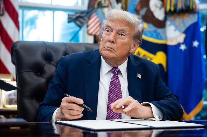 5일(현지시각) 도널드 트럼프 미국 대통령이 백악관 오벌 오피스에서 열린 기자회견 중 행정 명령에 서명하고 있다. /EPA 연합뉴스