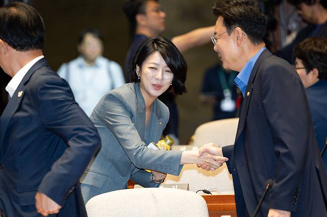 배현진 국민의힘 의원이 3일 서울 여의도 국회에서 열린 긴급 의원총회에 참석하고 있다. /뉴스1