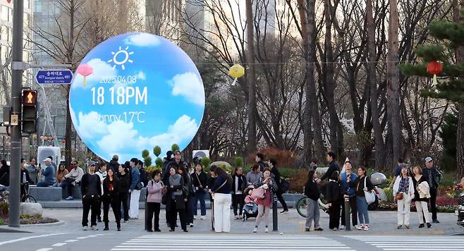 서울 송파구가 지난 4월 석촌호수 서호에 설치한 ‘더 스피어’. 지름 7m 규모의 구(球) 형태 미디어아트 조형물이다. 송파구는 더 스피어가 관광객 동선을 석촌호수에서 송파대로로 확장시키는 데 도움이 될 것으로 기대하고 있다. /송파구 제공