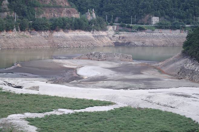 6일 강원 강릉시 주 상수원인 오봉저수지가 메말라가고 있다. /연합뉴스