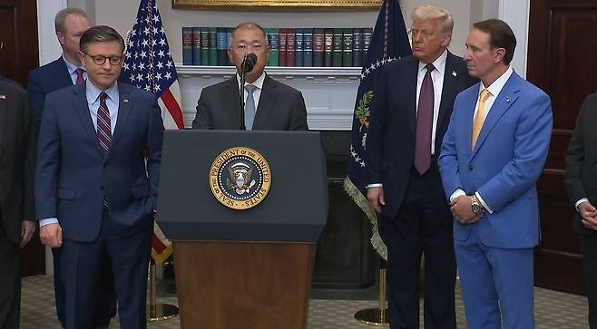 정의선 현대차그룹 회장이 지난 3월 24일(현지 시각) 미국 워싱턴DC 백악관에서 도널드 트럼프 미국 대통령이 지켜보는 가운데 2028년까지 210억달러 규모의 미국 투자 계획을 발표하고 있다. /백악관 방송 캡처