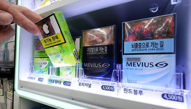 서울 시내 한 편의점에서 담배를 고르는 모습. 사진=뉴시스