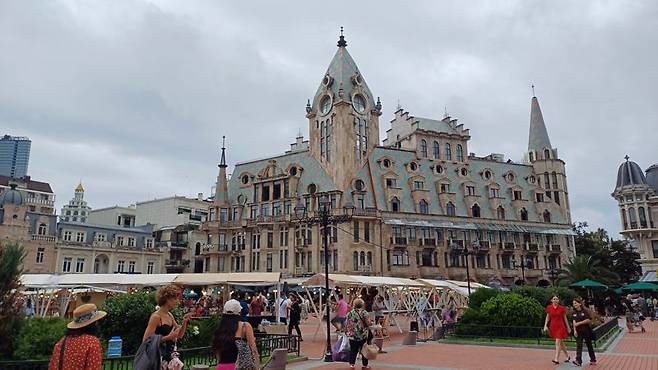 조지아 수도 트빌리시에 있는 유럽스퀘어는 이름 그대로 유럽의 한 복판을 걷는 듯한 느낌을 준다. 사진=이환주 기자