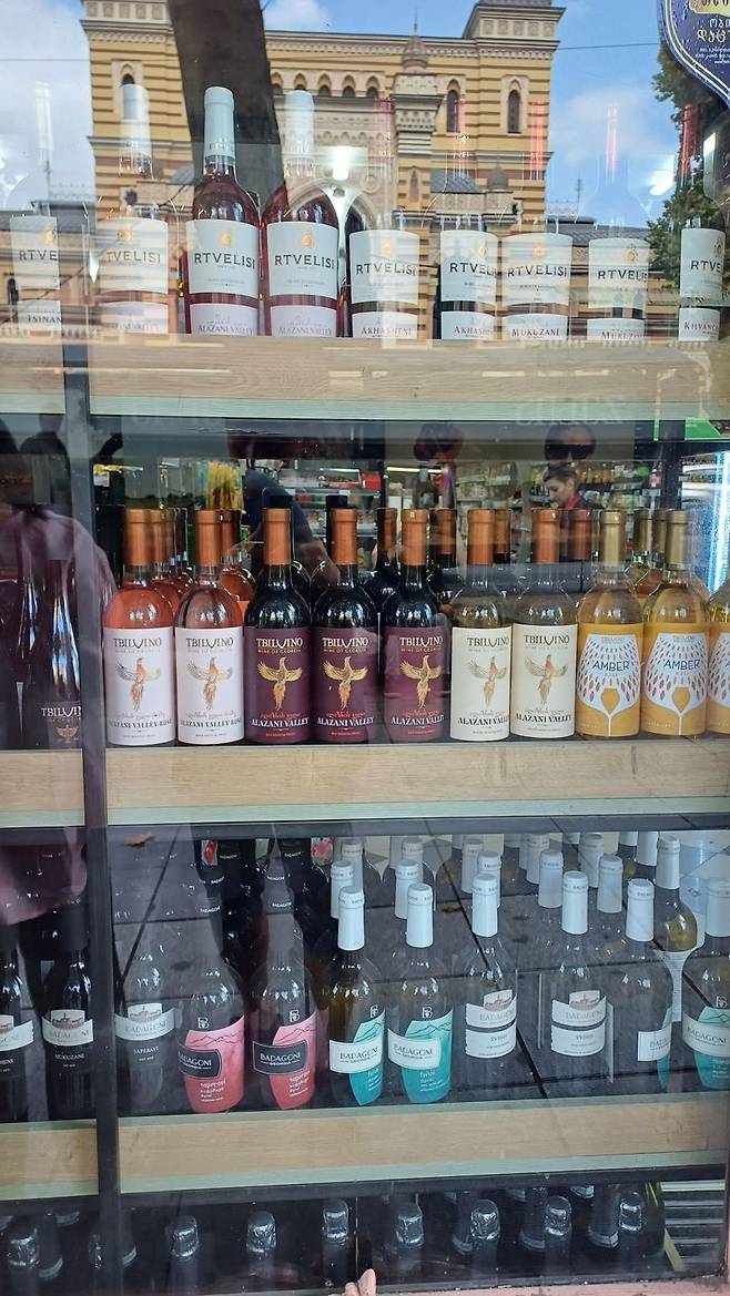 조지아 현지 마트에서 판매되는 1만~3만원대 저렴한 와인들.