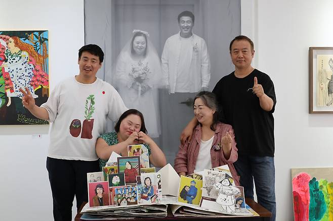 왼쪽부터 사위 조영남, 딸 정은혜, 엄마 장차현실, 아빠 서동일. 신혼부부들이 손으로 하트를 그리며 적극적인 자세를 취하자 부모들도 용기를 내보았다. 정용일 선임기자 yongil@hani.co.kr