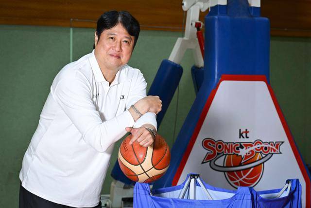 프로농구 KT의 지휘봉을 잡은 문경은 감독이 지난 달 21일 경기 수원 KT빅토리움에서 포즈를 취하고 있다. 강예진 기자