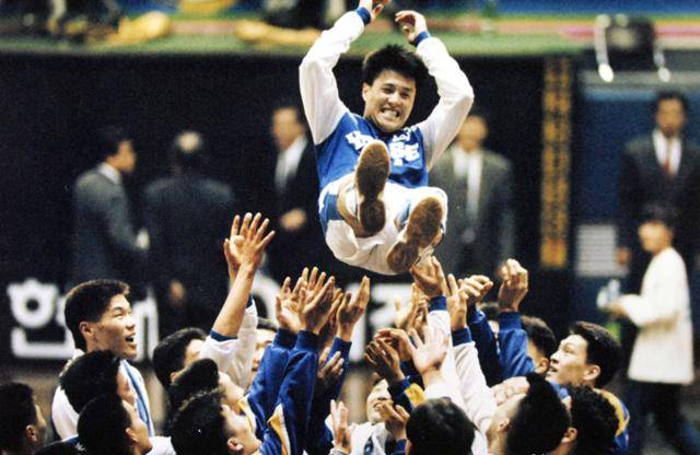 연세대 농구부 주장 문경은이 1993~94 농구대잔치 당시 대학팀 최초로 우승을 달성한 후 동료들로부터 헹가래를 받고 있다 한국일보 자료사진